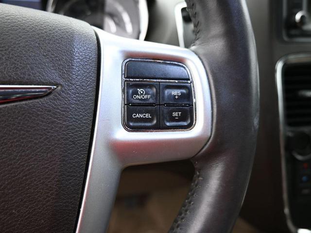 Photo of 2016 Brilliant Black Crystal Pearlcoat Chrysler Town & Country