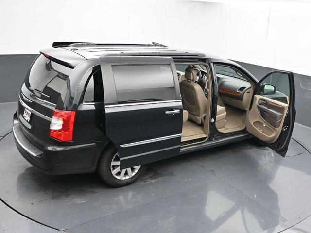 Photo of 2016 Brilliant Black Crystal Pearlcoat Chrysler Town & Country