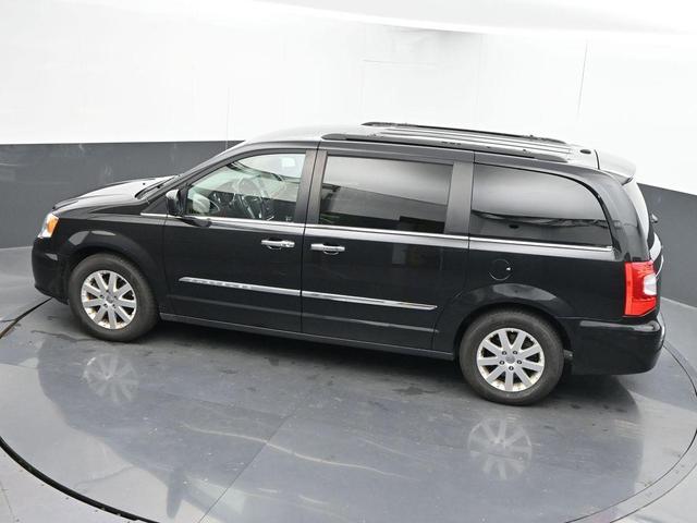 Photo of 2016 Brilliant Black Crystal Pearlcoat Chrysler Town & Country