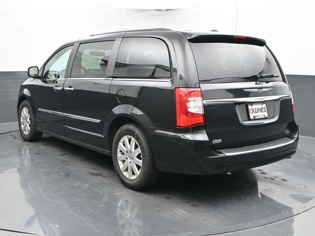 Photo of 2016 Brilliant Black Crystal Pearlcoat Chrysler Town & Country