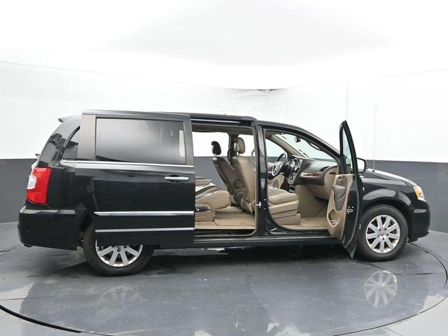 Photo of 2016 Brilliant Black Crystal Pearlcoat Chrysler Town & Country