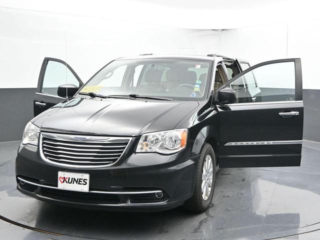 Photo of 2016 Brilliant Black Crystal Pearlcoat Chrysler Town & Country