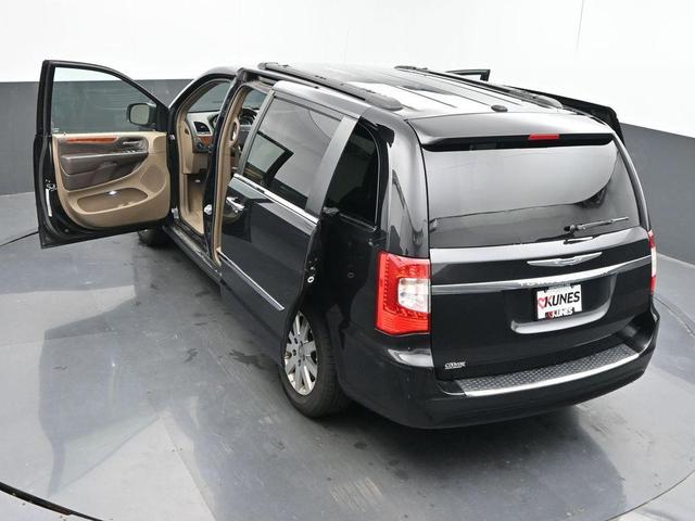 Photo of 2016 Brilliant Black Crystal Pearlcoat Chrysler Town & Country