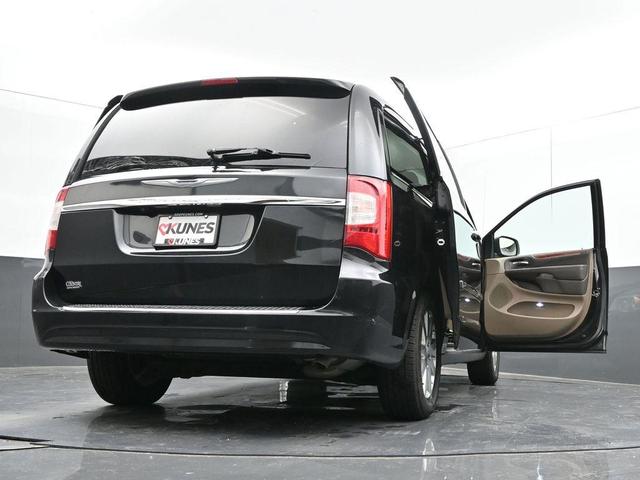 Photo of 2016 Brilliant Black Crystal Pearlcoat Chrysler Town & Country