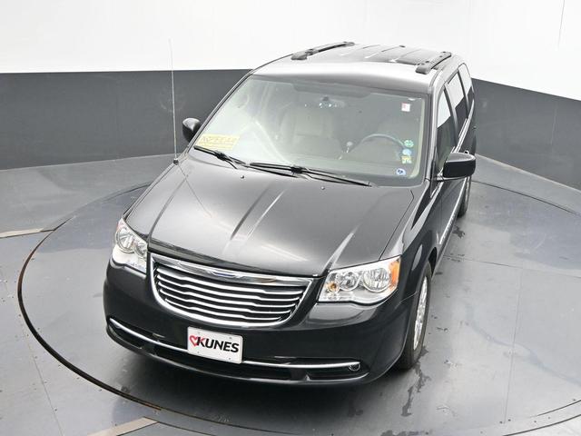 Photo of 2016 Brilliant Black Crystal Pearlcoat Chrysler Town & Country