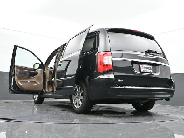 Photo of 2016 Brilliant Black Crystal Pearlcoat Chrysler Town & Country