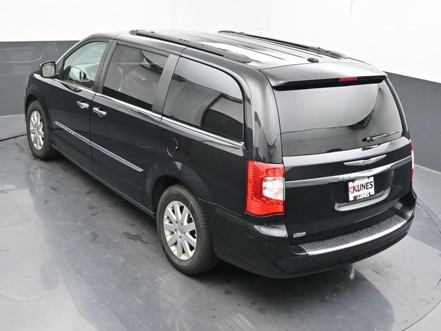 Photo of 2016 Brilliant Black Crystal Pearlcoat Chrysler Town & Country
