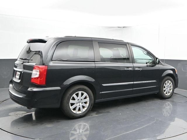 Photo of 2016 Brilliant Black Crystal Pearlcoat Chrysler Town & Country