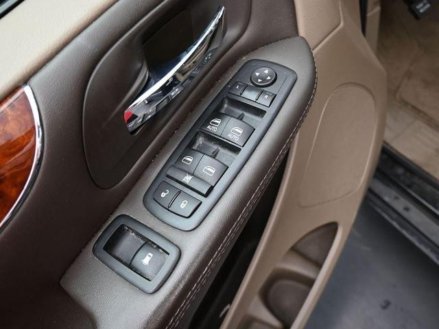 Photo of 2016 Brilliant Black Crystal Pearlcoat Chrysler Town & Country