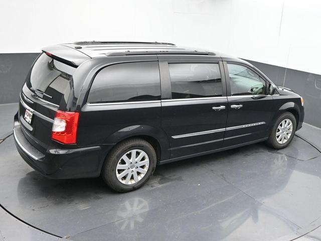 Photo of 2016 Brilliant Black Crystal Pearlcoat Chrysler Town & Country
