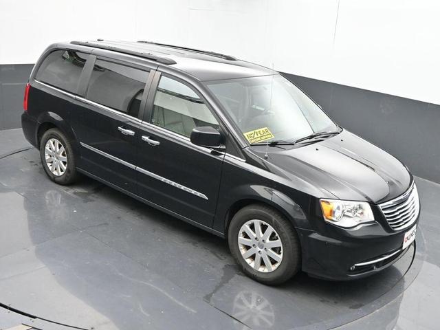 Photo of 2016 Brilliant Black Crystal Pearlcoat Chrysler Town & Country