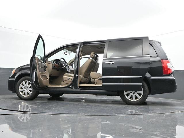 Photo of 2016 Brilliant Black Crystal Pearlcoat Chrysler Town & Country