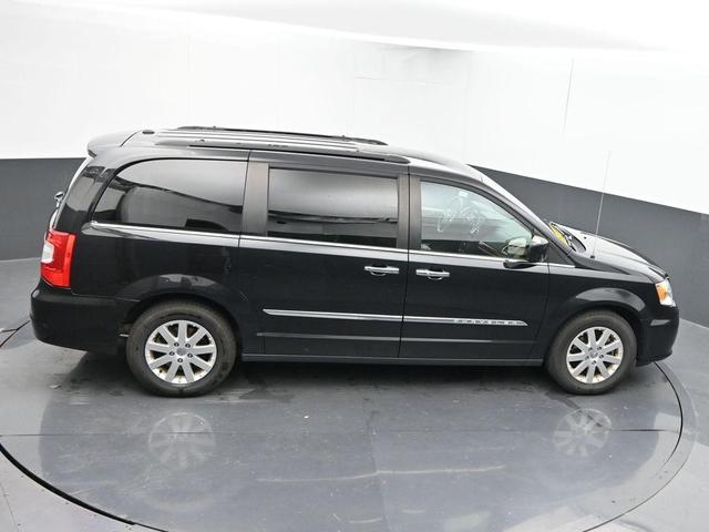 Photo of 2016 Brilliant Black Crystal Pearlcoat Chrysler Town & Country