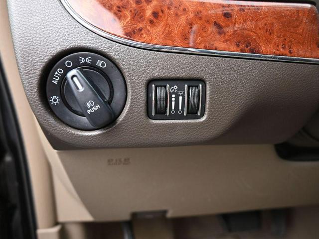 Photo of 2016 Brilliant Black Crystal Pearlcoat Chrysler Town & Country
