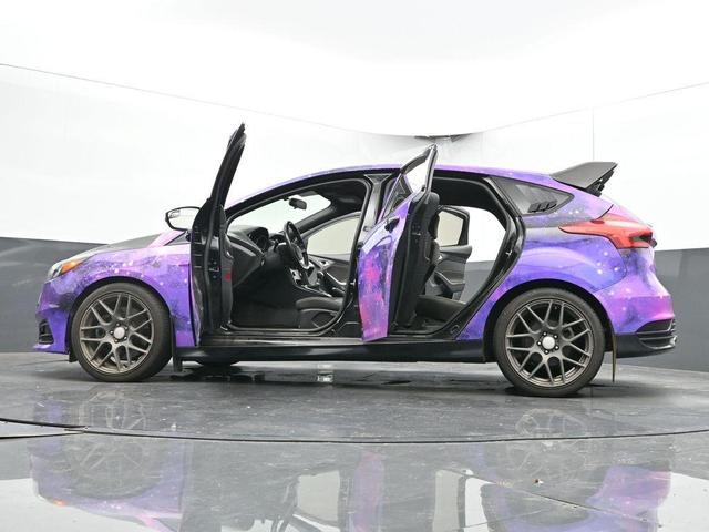 Photo of 2017 Shadow Black Ford Focus ST