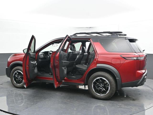 Photo of 2024 2t Red Blk Roof Nissan Pathfinder