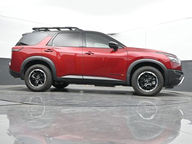 Photo of 2024 2t Red Blk Roof Nissan Pathfinder