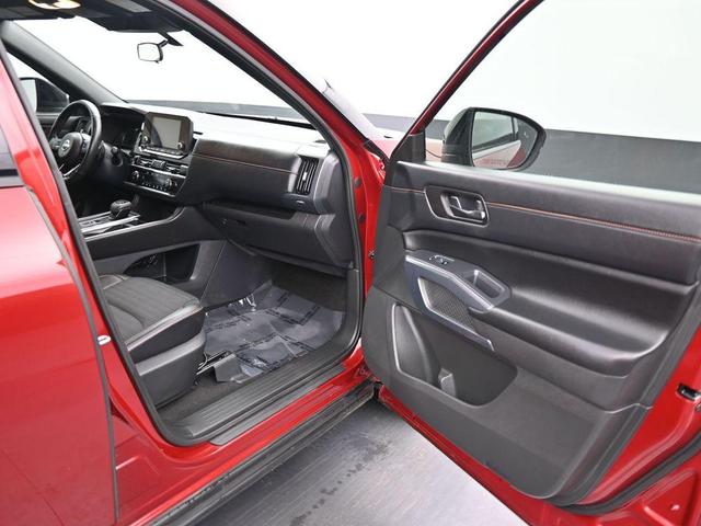 Photo of 2024 2t Red Blk Roof Nissan Pathfinder