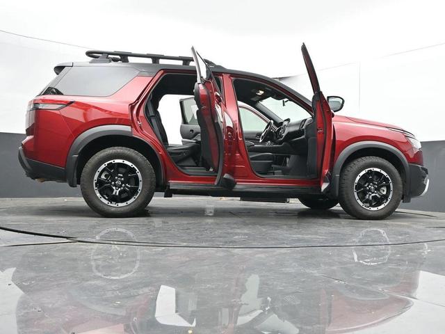 Photo of 2024 2t Red Blk Roof Nissan Pathfinder