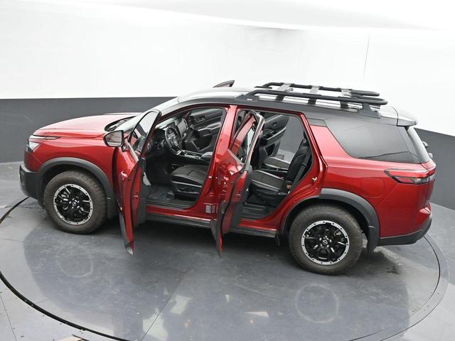 Photo of 2024 2t Red Blk Roof Nissan Pathfinder