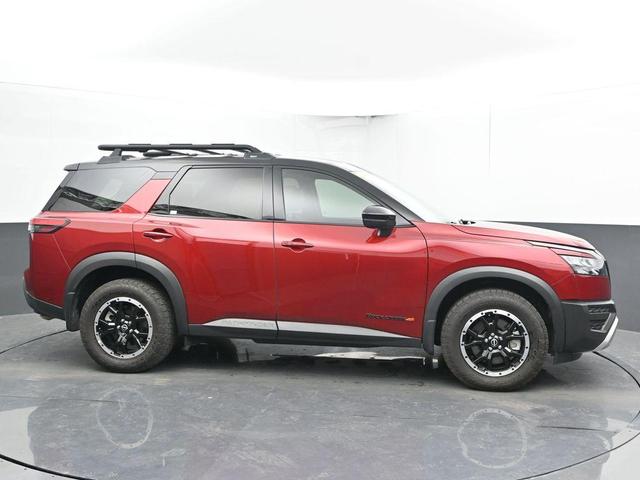 Photo of 2024 2t Red Blk Roof Nissan Pathfinder