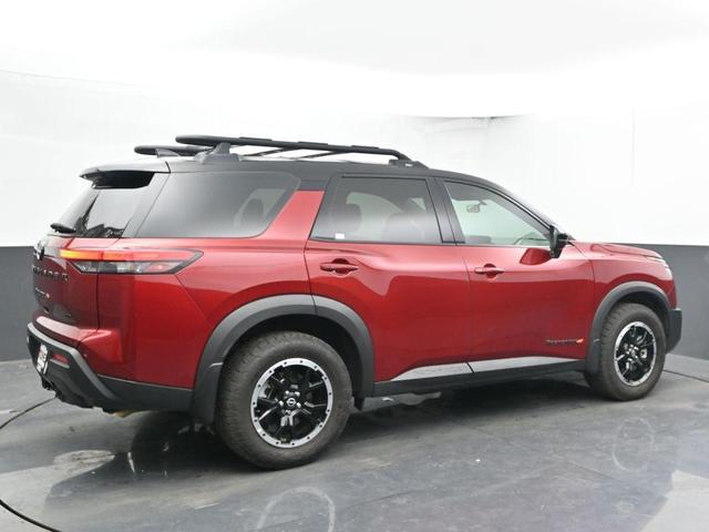 Photo of 2024 2t Red Blk Roof Nissan Pathfinder