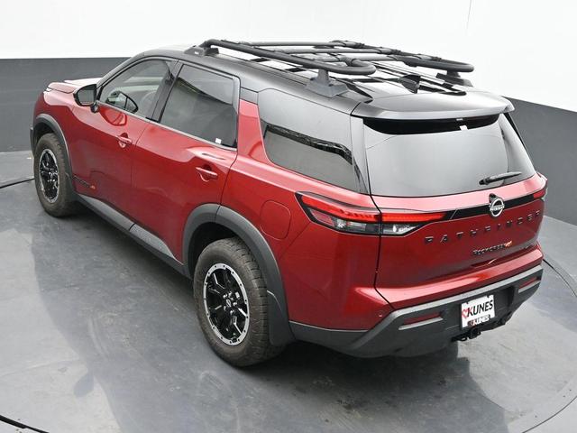 Photo of 2024 2t Red Blk Roof Nissan Pathfinder