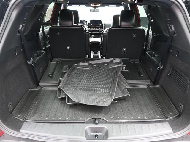 Photo of 2024 2t Red Blk Roof Nissan Pathfinder