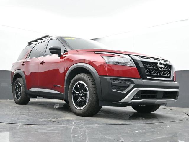Photo of 2024 2t Red Blk Roof Nissan Pathfinder