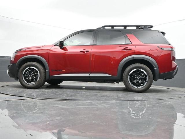 Photo of 2024 2t Red Blk Roof Nissan Pathfinder