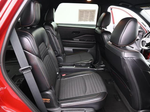 Photo of 2024 2t Red Blk Roof Nissan Pathfinder