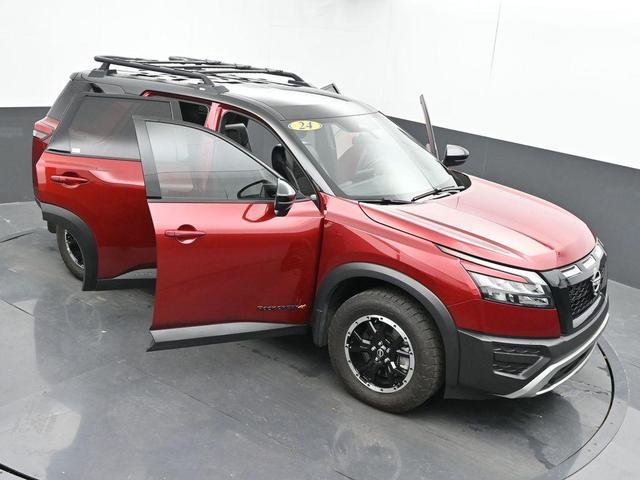 Photo of 2024 2t Red Blk Roof Nissan Pathfinder