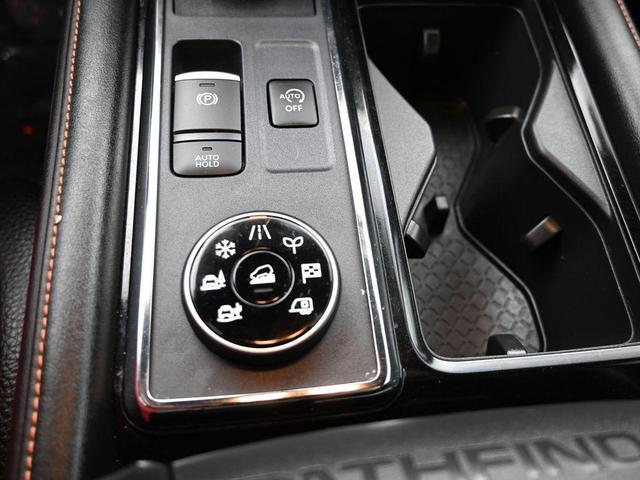 Photo of 2024 2t Red Blk Roof Nissan Pathfinder