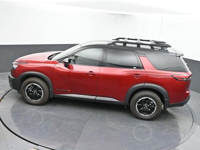 Photo of 2024 2t Red Blk Roof Nissan Pathfinder
