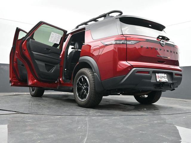 Photo of 2024 2t Red Blk Roof Nissan Pathfinder