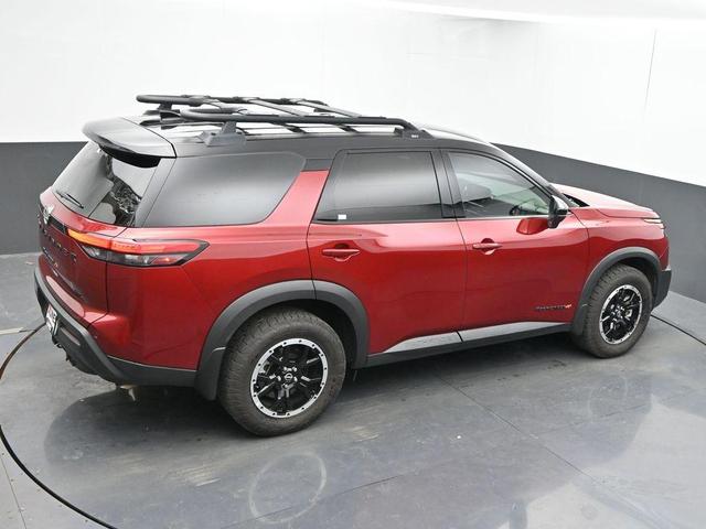 Photo of 2024 2t Red Blk Roof Nissan Pathfinder