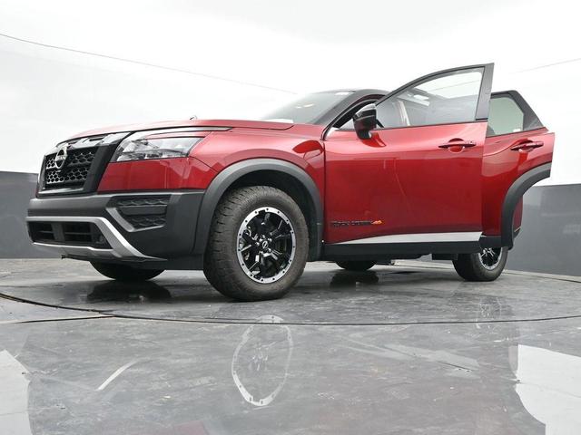 Photo of 2024 2t Red Blk Roof Nissan Pathfinder