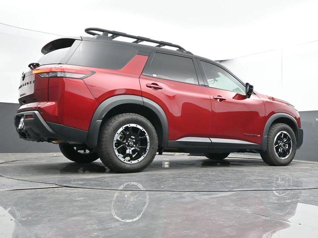 Photo of 2024 2t Red Blk Roof Nissan Pathfinder