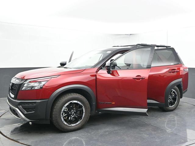 Photo of 2024 2t Red Blk Roof Nissan Pathfinder