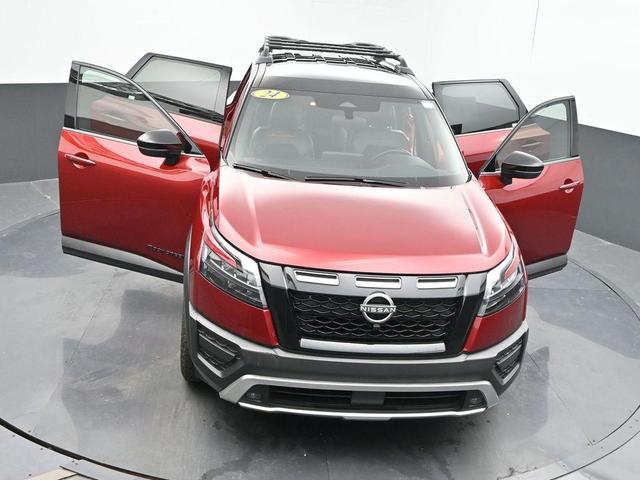 Photo of 2024 2t Red Blk Roof Nissan Pathfinder