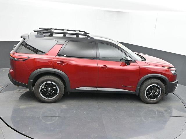 Photo of 2024 2t Red Blk Roof Nissan Pathfinder