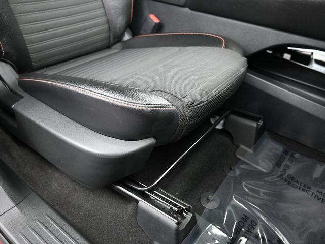 Photo of 2024 2t Red Blk Roof Nissan Pathfinder