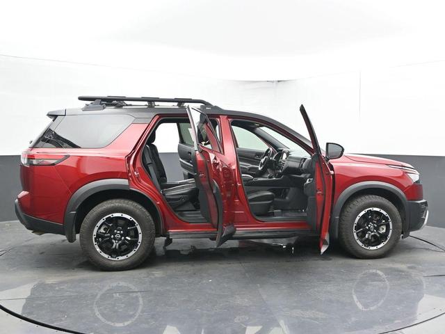 Photo of 2024 2t Red Blk Roof Nissan Pathfinder