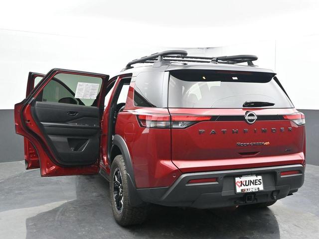 Photo of 2024 2t Red Blk Roof Nissan Pathfinder