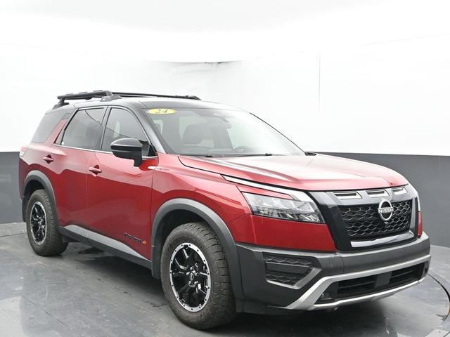 Photo of 2024 2t Red Blk Roof Nissan Pathfinder