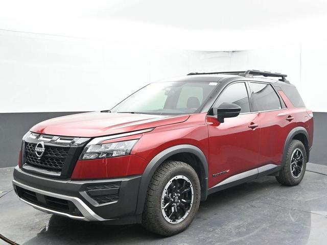 Photo of 2024 2t Red Blk Roof Nissan Pathfinder