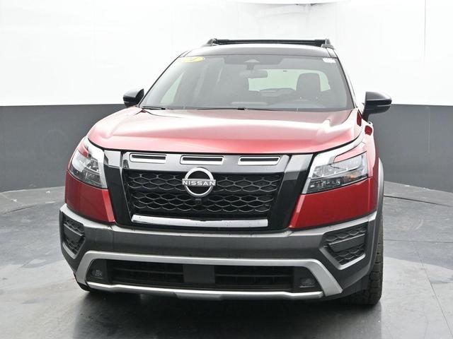 Photo of 2024 2t Red Blk Roof Nissan Pathfinder