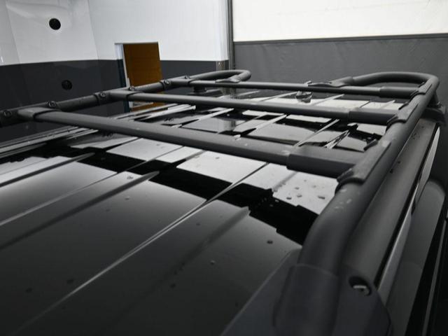 Photo of 2024 2t Red Blk Roof Nissan Pathfinder