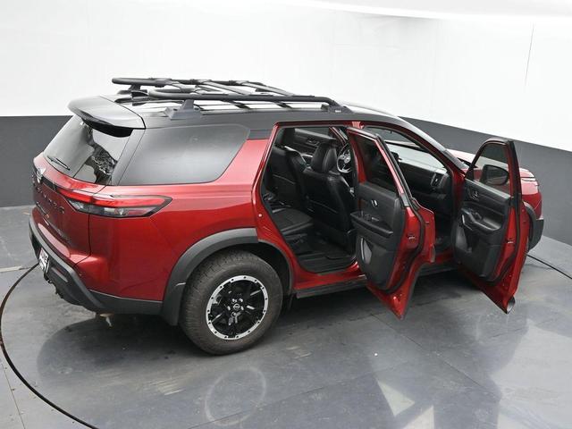 Photo of 2024 2t Red Blk Roof Nissan Pathfinder