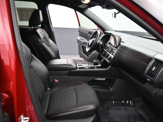 Photo of 2024 2t Red Blk Roof Nissan Pathfinder